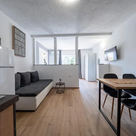 Апартаменты Cozy With Breakfast On Request 1